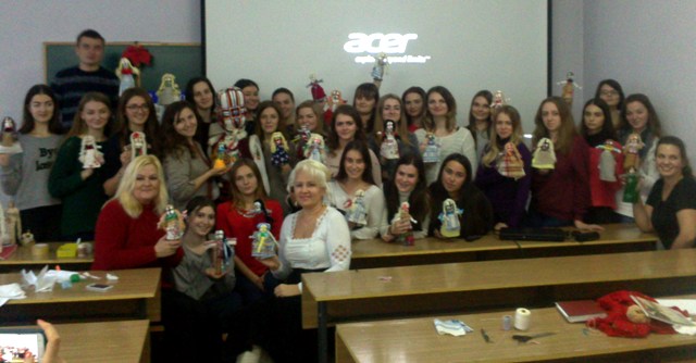  Студенти психологи на майстер класі з етноарттерапії